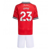 Manchester United Luke Shaw #23 Domáci Detský futbalový dres 2025-26 Krátky Rukáv (+ trenírky)